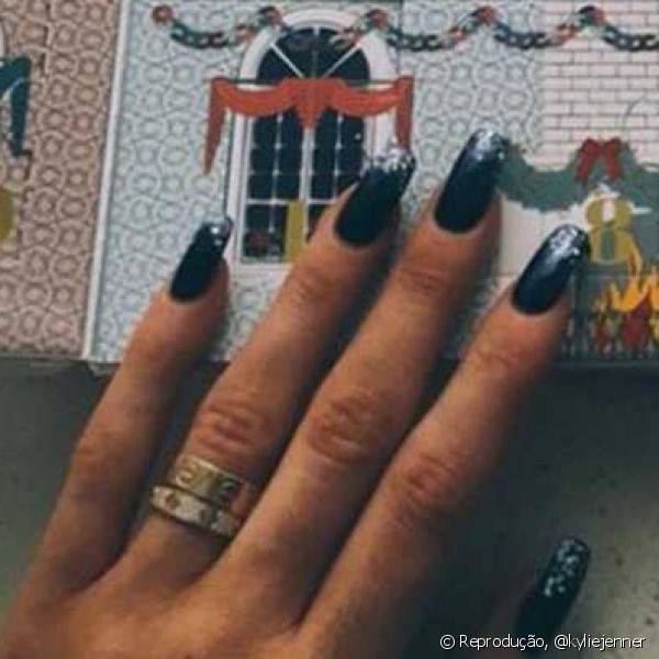 Kylie Jenner usou esmalte preto e um degradê de glitter prateado para compor sua nail art natalina